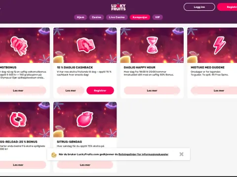 Kampanjesiden hos Luckyfruits Casino på desktop, med seks rosa kort for velkomstbonus, cashback, happy hour og ukedagstilbud over en lilla meny.