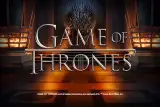 Sølvfarget tittel foran jerntronen i en mørk tronsal med brennende fakkelkurver i Game of Thrones (Blueprint Gaming).