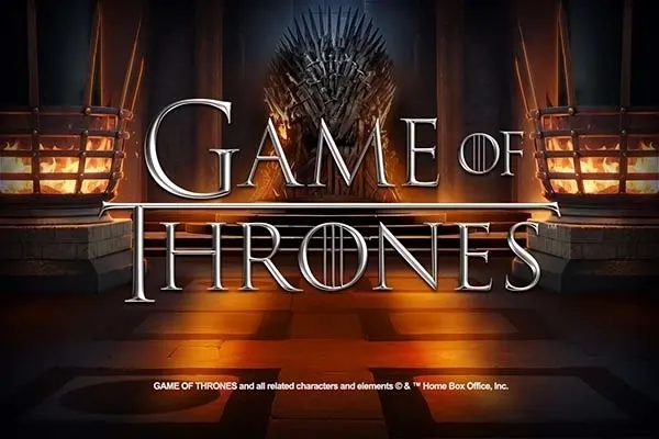 Sølvfarget tittel foran jerntronen i en mørk tronsal med brennende fakkelkurver i Game of Thrones (Blueprint Gaming).