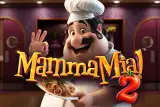 Mamma Mia 2 (Betsoft): en leende kokk med bart gjør et perfekt-tegn og holder et fat spagetti foran en lilla restaurantvegg.
