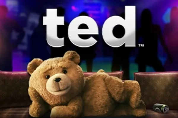 Teddybjørnen Ted ligger på en rød sofa under en stor hvit tittel i Ted (Blueprint Gaming), med dansende silhuetter bak.