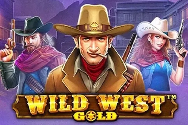 Tre cowboyer med hatter og revolvere foran en westernby i skumringen på omslaget til Wild West Gold (Pragmatic Play).